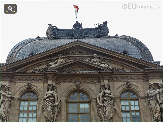 Pavillon de l'Horloge pediment with 1600s Renommee statues