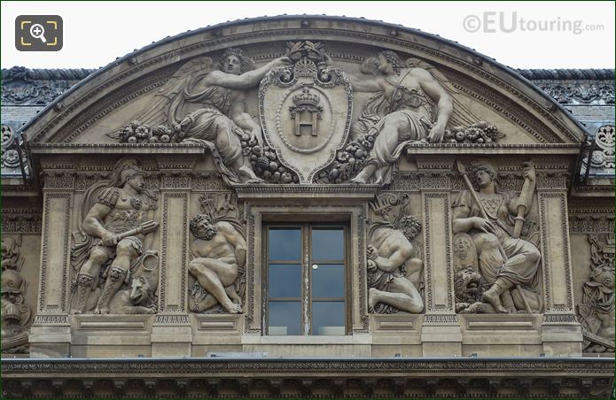 3rd floor facade of Aile Lescot and Prisonnier sculpture