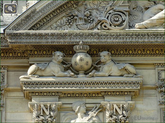 2nd window Left side Groupe d'Animaux statue Aile de Flore