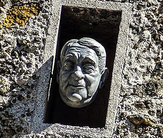 Bust statue on the Pavillons de Bercy