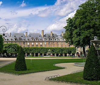 Place des Vosges garden