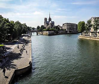 Paris Notre Dame next to the River Seine