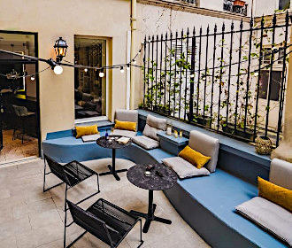 Timhotel Invalides Eiffel courtyard