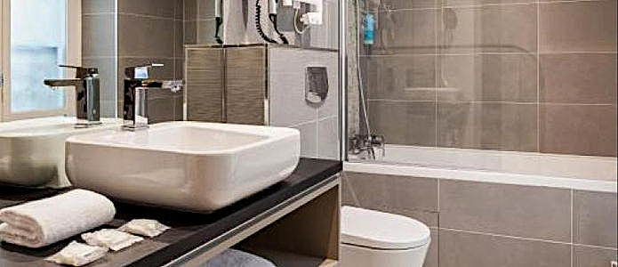 Timhotel Montmartre en-suite bathroom