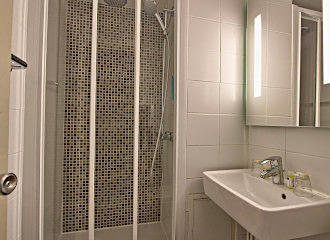 Timhotel Nation en-suite bathroom