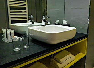 Timhotel Opera Blanche Fontaine en suite bathroom