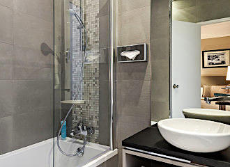 Timhotel Opera Madeleine en suite bathroom