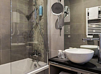 Timhotel Palais Royal en suite bathroom