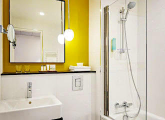 Timhotel Paris Berthier en suite bathroom