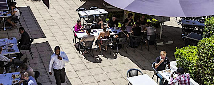 Timhotel Paris Berthier restaurant patio tables