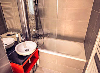 Timhotel Paris Gare de l'Est en suite bathroom