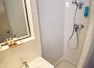 Timhotel Paris Gare de Lyon en suite bathroom