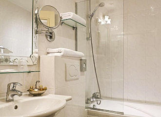 Timhotel Tour Montparnasse en suite bathroom