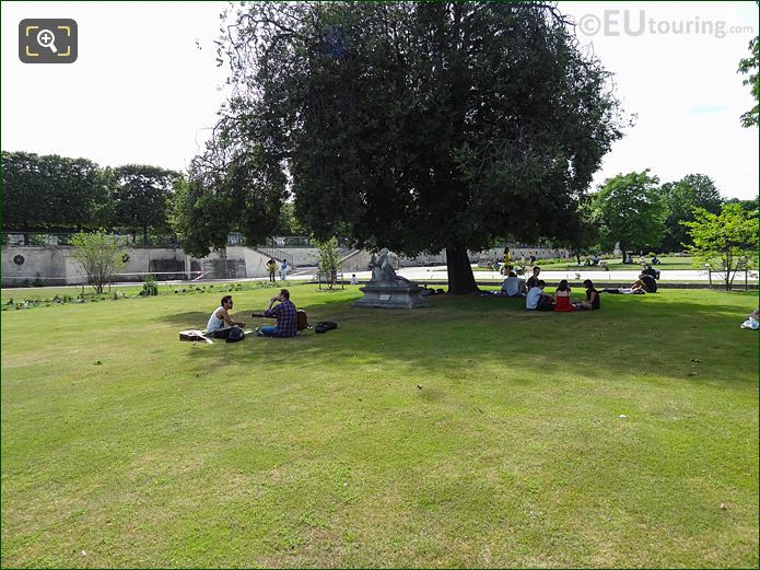 People playing music at Petit Reserve Sud in Jardin des Tuileries