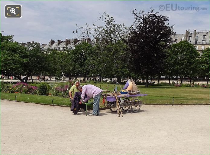 Vendor Jardin des Tuileries model sailing boats