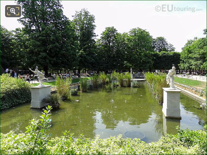 Exedre Sud water feature And statues Jardin des Tuileries