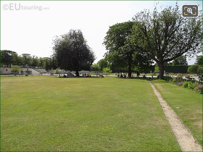 Petit Reserve Sud gravel border, Jardin des Tuileries, looking NW