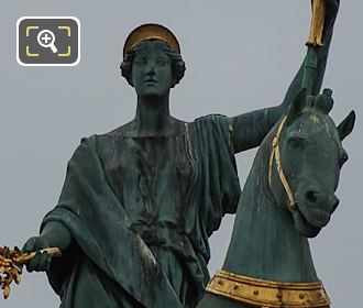 Bronze statue in chariot on Arc de Triomphe du Carrousel