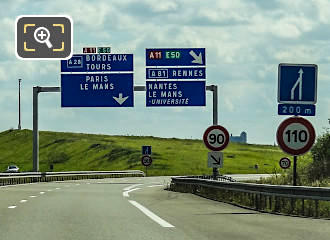 French road sign for Paris