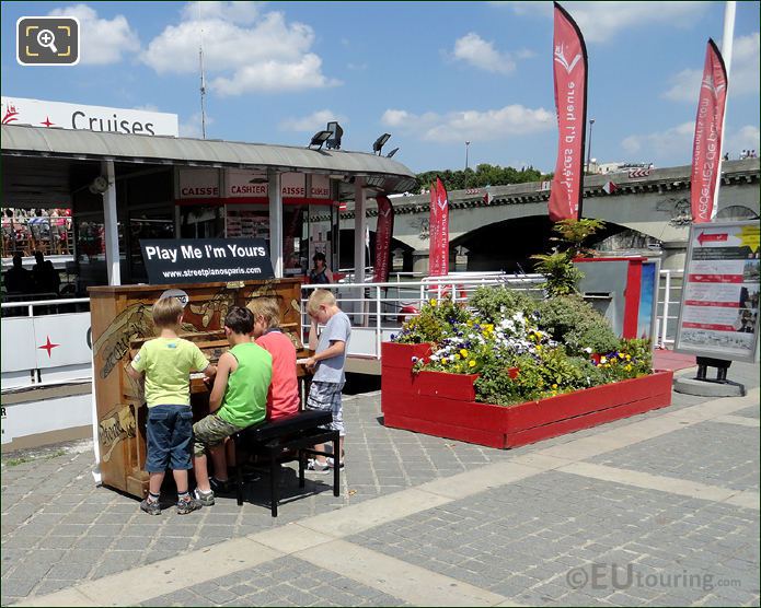 Piano in front of the Vedettes de Paris