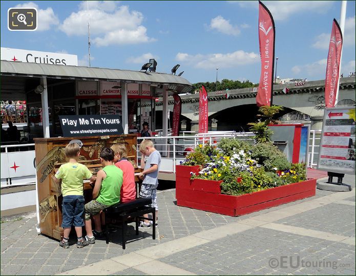 Vedettes de Paris quayside piano