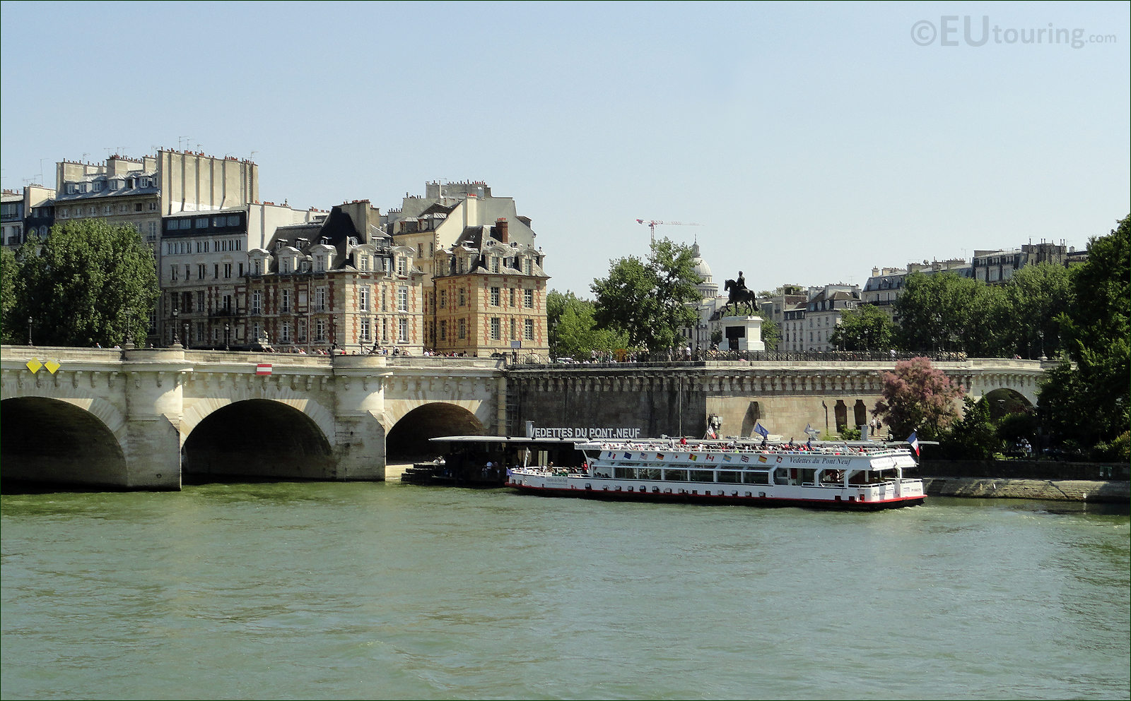 Photo Images of Vedettes Du Pont Neuf in Paris - Image 12