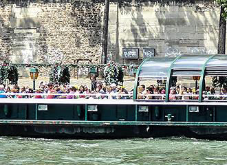 Vedettes Pont-Neuf tourists