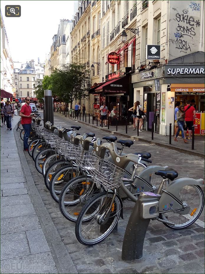 Velib station close to shops