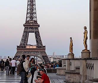 Vintage 2CV Tours Eiffel Tower