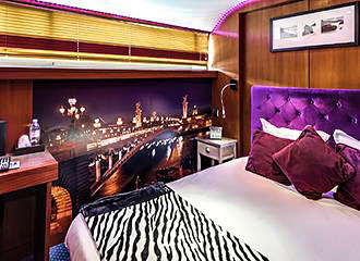 Le VIP Paris bedroom