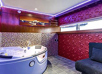 Le VIP Paris Jacuzzi room